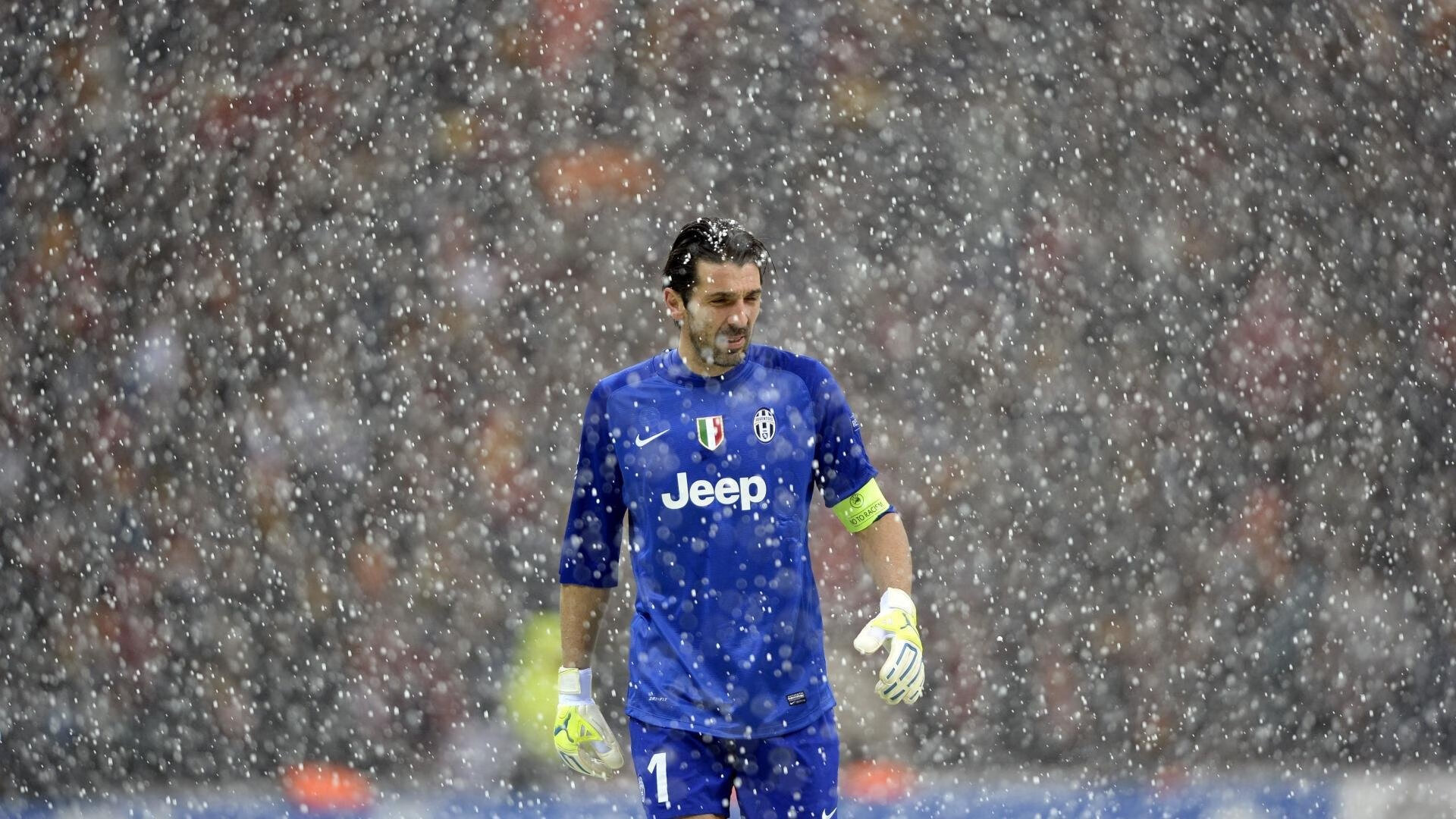 “拳脚出击,自由搏击赛场硝烟四起!”